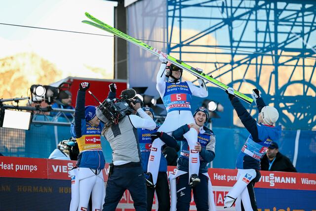 Jubelstimmung nach dem Sieg von Jan Hörl auf dem Bergisel, beste Stimmung bei der Präsentation der Tourismusvorhaben für 2024. | Foto: GEPA