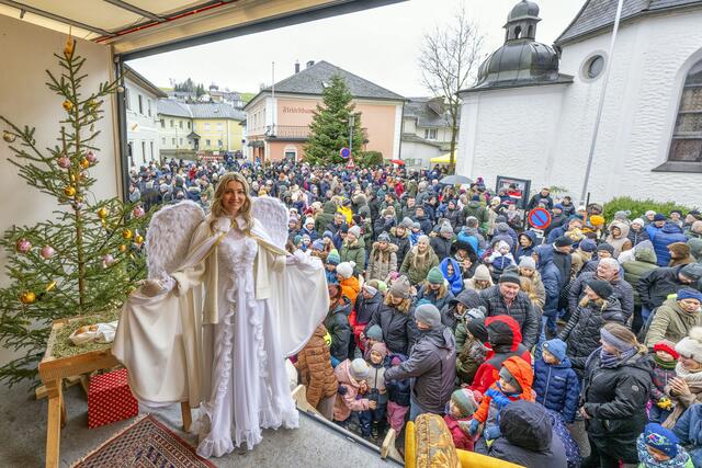 So wie hier in Vorderweißenbach sorgte der „Christkindltruck“ in den Gemeinden des Dekanates St. Johann/Wbg, im Mühlviertel für zahlreiche Besucher. | Foto: Gaisbauer