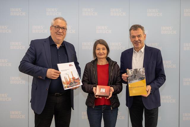Bürgermeister Georg Willi (r.), Kulturstadträtin Uschi Schwarzl und Musikschuldirektor Wolfram Rosenberger (l.) ziehen erfolgreich Bilanz für das Jahr 2023 und geben einen Ausblick auf 2024.

  | Foto: M. Freinhofer