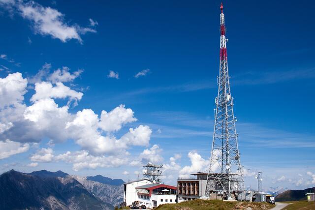 09_IMG_9350: Bergstation Venentbahn samt Gipfelhütte, Restaurant, ORF- Sendemast und A1- Funkmast | Foto: © by Ing. Günter Kramarcsik