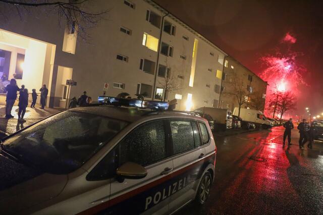 Einzelne Vorfälle in der Silvesternacht in Wels werfen nun politische Debatten auf. Sicherheitsreferent Gerhard Kroiß spricht von "organisierter Zerstörungswut". | Foto: laumat.at