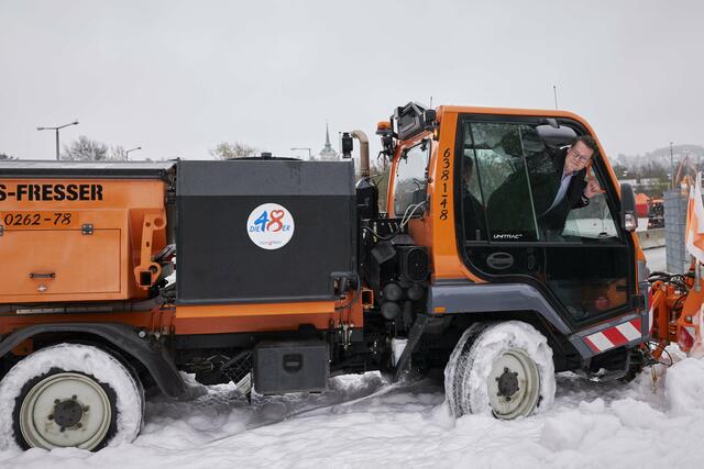 Rund 1.400 Mitarbeiterinnen und Mitarbeiter der "48er" stehen jederzeit bereit, um im Falle von Schnee und Glatteis einzugreifen – mit allerhand Gerätschaften. | Foto: PID/Markus Wache