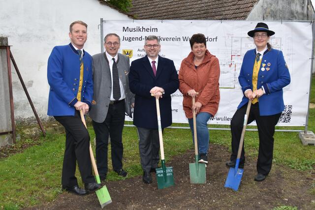 Spatenstich zum Musikheimbau: Lukas Rohrer, Richard Hogl, Ludwig Schleritzko, Annemarie Maurer, Verena Lassel | Foto: Richard Hogl