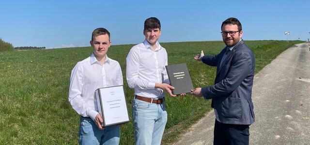 Wagner Lukas, Schneider Fabian und Bgm. Daniel Ziniel (v.l.) bei der Übergabe der Diplomarbeit  | Foto: HTL Pinkafeld