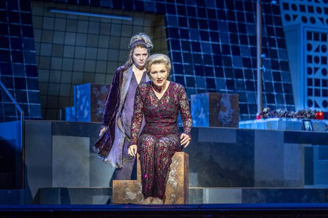 Atemberaubend in ihrer stimmlichen wie schauspielerischen Ausdruckskraft: Aile Asszonyi als Elektra und KS Angela Denoke als deren Mutter Klytämnestra. | Foto: Birgit Gufler