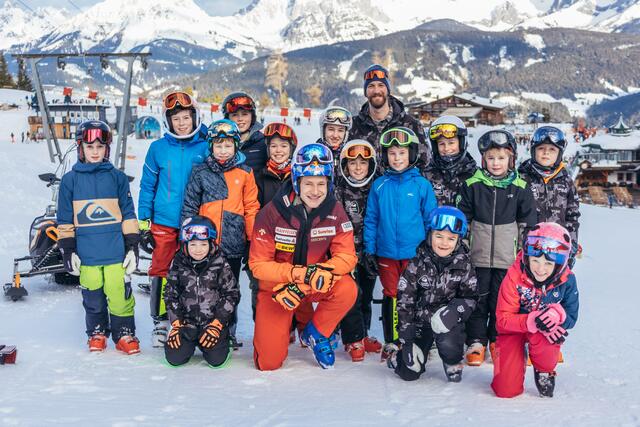 Marco Odermatt gibt sich fannah: Der Schweizer posiert für ein Foto mit dem Nachwuchs. | Foto: Reiteralm/Grünwald