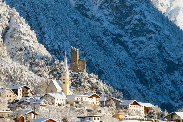12_IMG_9825: Stanz mit Burg Schrofenstein im Morgenlicht Anfang Dezember 2023 | Foto: © by Ing. Günter Kramarcsik