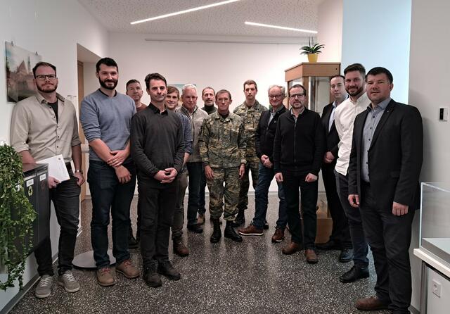 Machten sich ein Bild über mögliche Potentiale in der Gemeinde (v.l.n.r.): Lukas Langer (Bauamt Mautern), Gabriel Olbrich MSc. (Energie- und Umweltagentur des Landes NÖ), Thomas Bamberger (Kdt.Stellv. FF Mautern), Heinrich Brustbauer (Bürgermeister und Kdt. FF Mauternbach), Michael Tanzer Bsc. (LEADER Management und KLAR!), Siegfried Sedelmaier (Kdt. FF Baumgarten), Emmerich Gattinger (Amtsleiter Stadtgemeinde Mautern), Oberst Franz Langthaler (stv Kdt 3.JgBrig (BSK)), Oberleutnant Nicolas Fichtenbauer (S1 des StbB3), Friedrich Stegmeier (e5 und KLAR! Team), Ing. Martin Hofbauer (Stadtrat), Christian Sühs, (Zivilschutzbeauftragter), Christoph Epp (Elementarschaden Präventionszentrum), Ing. Stefan Obermaisser Msc. (Elementarschaden Präventionszentrum)           | Foto: Stadtgemeinde Mautern an der Donau