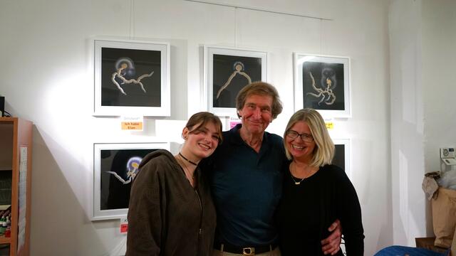 In der Ausstellung "Mikro- &amp; Makrokosmos", v. l.: Nani Fulmek, Erich Schopf und Barbara Jung.  | Foto: Robert Krenn