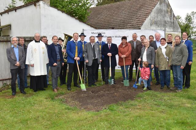 Spatenstich Musikheim Immendorf: Herbert Fellinger, Josef Scheibböck, P. Michale Fritz, Karl Schauer, Georg Ecker, Stefan Scheibböck, Lukas Rohrer, Alexander Haberl, Richard Hogl, Stefan Rohrer, Ludwig Schleritzko, Annemarie Maurer, Günther Rohrer, Adolf Zahlbrecht, Eva-Maria Himmelbauer mit Tochter Josefa, Robert Samsinger, Gerhard Sklenar, Heike Bauer, Gerald Patschka, Kurt Ernst, Verena Lassel | Foto: Richard Hogl