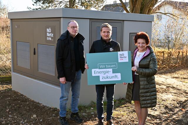 v.li.n.re.: Herwig Zweigelt (Projektleiter Netz NÖ), Friedrich Köck (Leiter Service Center Netz NÖ Krems); Ludmilla Etzenberger (Bürgermeisterin) | Foto: Netz NÖ