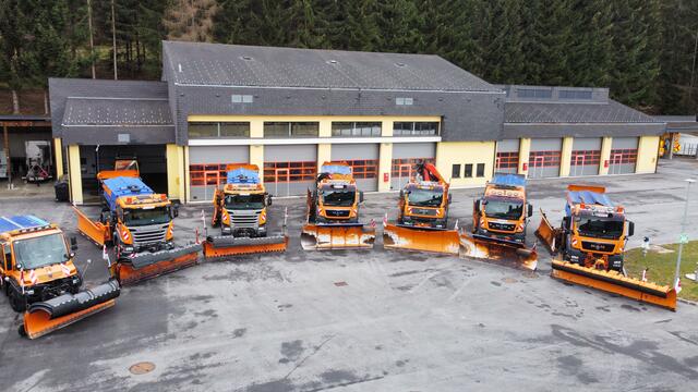 Die Räumfahrzeug-Flotte der Autobahnmeisterei Unterwald inklusive Reservefahrzeug | Foto: Asfinag