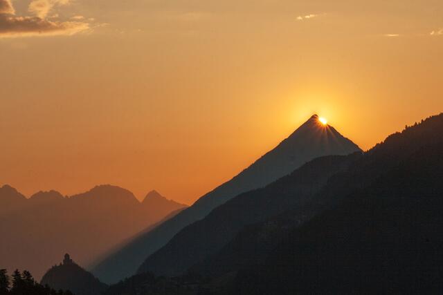 06_IMG_7080: Sonneaufgang hinter Tschirgant | Foto: © by Ing. Günter Kramarcsik