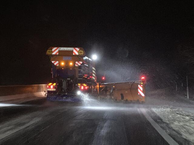 Sechs Räumfahrzeuge werden am Wochenende auf der A2 im Einsatz sein. | Foto: Asfinag