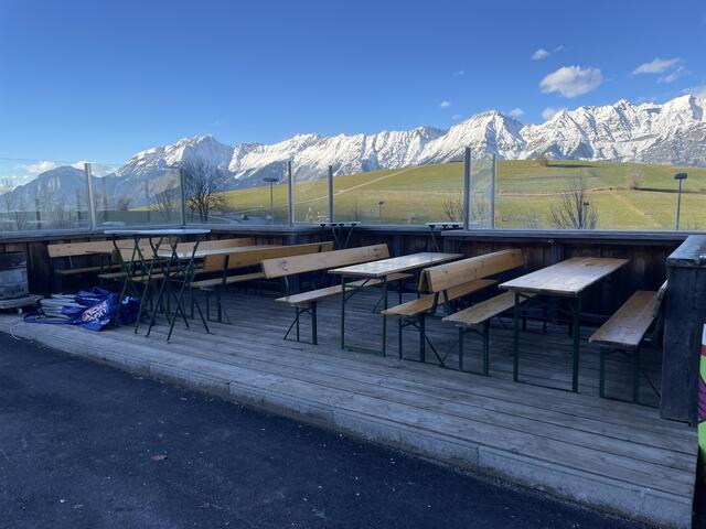 Die Terasse bietet genügend Platz für die Gäste. | Foto: Kendlbacher