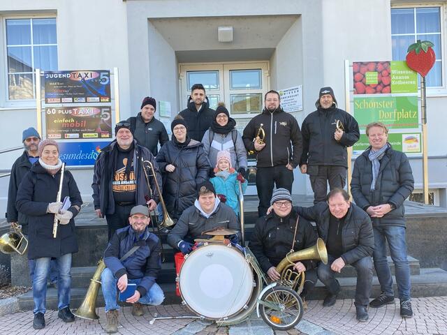Der Musikverein Wiesen besuchte vor Silvester den Bürgermeister und den Amtsleiter im Rathaus und spielte ihnen ein Neujahresständchen. | Foto: Marktgemeinde Wiesen