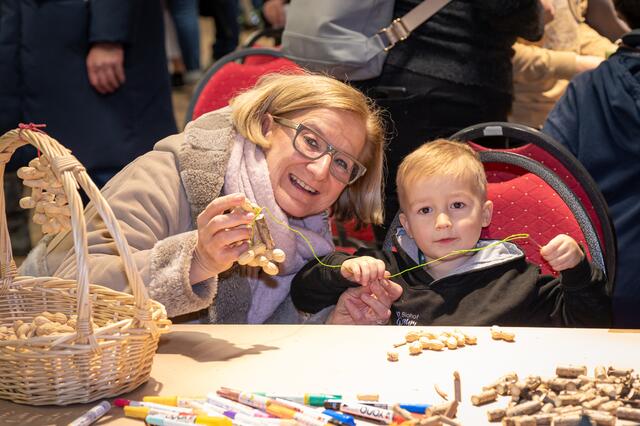 Landeshauptfrau Johanna Mikl-Leitner und Maximilian Kraus beim Basteln einer Futterkette. | Foto: „Natur im Garten“ / J. Ehn