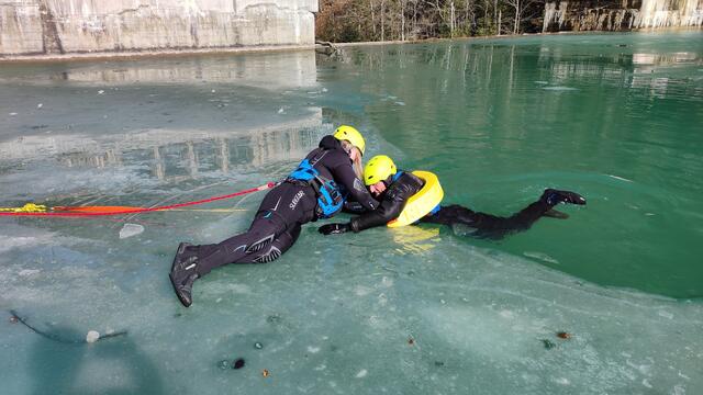 Eisretterschulung am Klammsee. Linzer Berufsfeuerwehrmänner und Wasserretter wurden im Februar durch Wasserretter zu Eisrettern ausgebildet. | Foto: ASBÖ Wasserrettung Zell am See