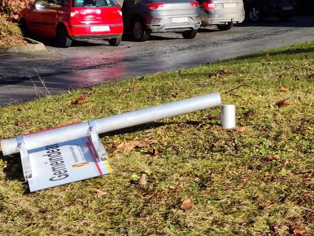 Das Hinweisschild zum Ausweichquartier des derzeitigen Gemeindeamtes wurde umgeschnitten. | Foto: Gemeinde Kukmirn
