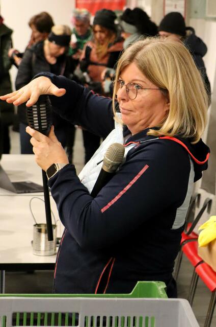 Claudia Dunst-Mösenlechner erklärt das Funktionieren der Solarfackeln