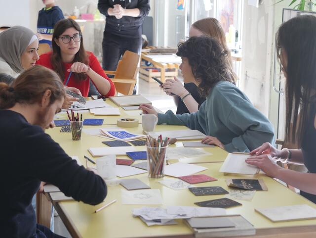 Bei den Worshops wird gemeinsam gearbeitet und diskutiert. | Foto: Kulturhaus Brotfabrik