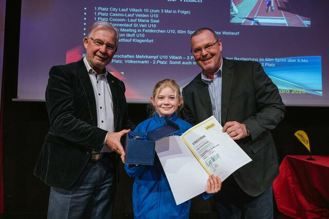 Von links: Sportreferent Stadtrat Harald Sobe, Leichtathletik-Talent Leni Steiner, Dietmar Juvan von der Abteilung Sport und Freizeit | Foto: Stadt Villach/Karin Wernig