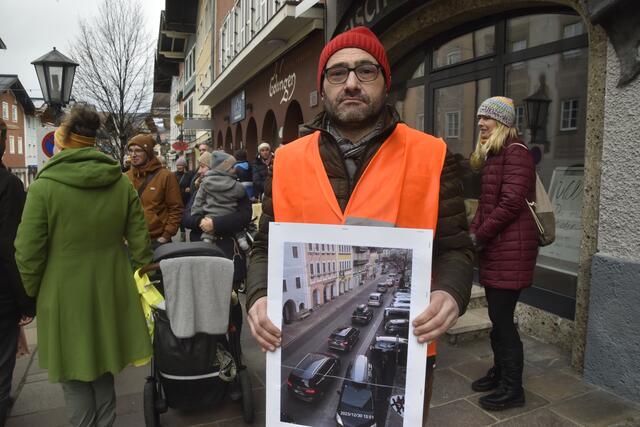 Protest in Golling mit Straßenblockade. | Foto: Thomas Fuchs