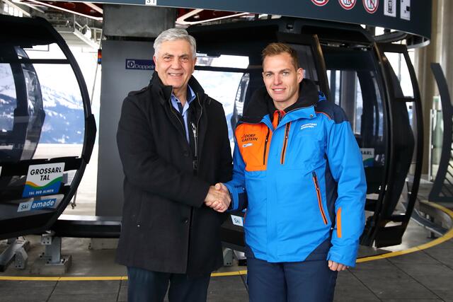 Matthias Egger (re.), Vorstand der Dorfgasteiner Bergbahnen AG gratuliert dem Geschäftsführer der Großarler Bergbahnen GmbH., Peter Hettegger zum Start der 10er-Kabinenbahn auf das Kieserl. | Foto: TVB Großarltal