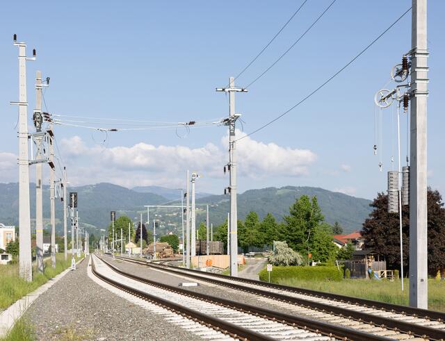 Viele elektrische Oberleitungsmasten stehen bereits. Die Infrastruktur wandert in diesem Jahr an die ÖBB. | Foto: GKB