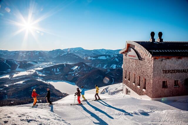 Das Bergrestaurant Terzerhaus auf über 1.600 Meter Seehöhe lockt auch im Winter mit bürgerlicher Küche und beeindruckendem Panoramablick. | Foto: BBM/Lindmoser