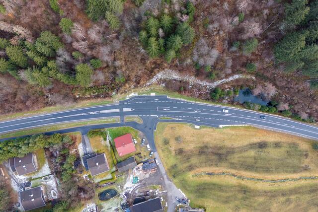 Der Kreuzungsbereich auf der Felbertauernstraße im Bereich Weirer in St. Johann wurde neu, sicher und übersichtlich gestaltet. | Foto: Land Tirol/EXPA