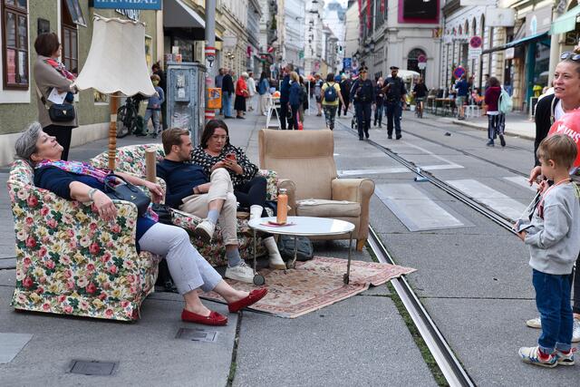 Im vergangenen Jahr wurde die Straße auch zu einem großen Wohnzimmer.  | Foto: Markus Spitzauer