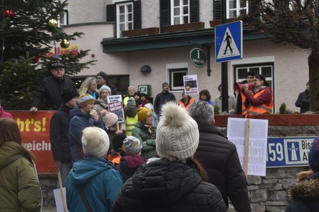Protest in Golling mit Straßenblockade. | Foto: Thomas Fuchs