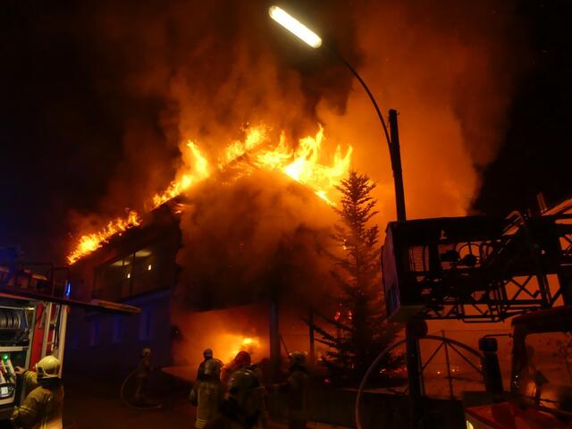 In den letzten Jahren hielten zahlreiche Großbrände Graz in Atem – hier: ein Waltendorfer Wohnhaus 2017. Die Florianis verhinderten das Schlimmste. | Foto: BF Graz