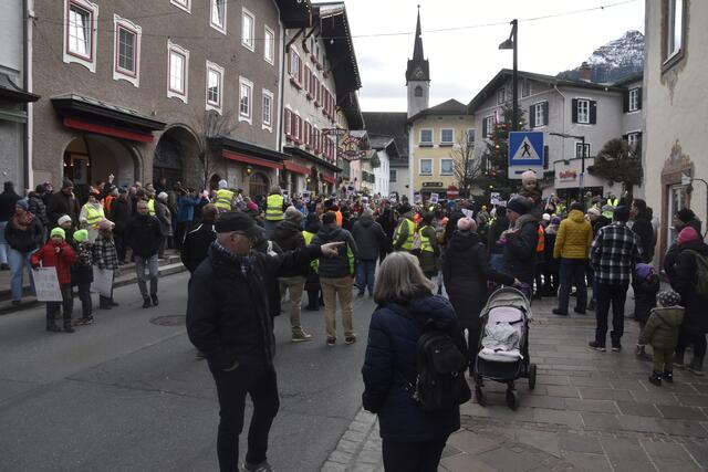 Protest in Golling mit Straßenblockade. | Foto: Thomas Fuchs