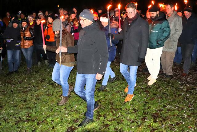 Die Volkstanzgruppe beginnt mit dem Fackeltanz