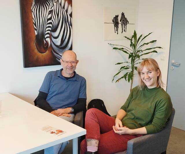 Mitwachsen mit den jungen Angekommenen: Pate Otto Simon im Gespräch mit ZEBRA-Projektkoordinatorin Wanda Deutsch  | Foto: Kolb