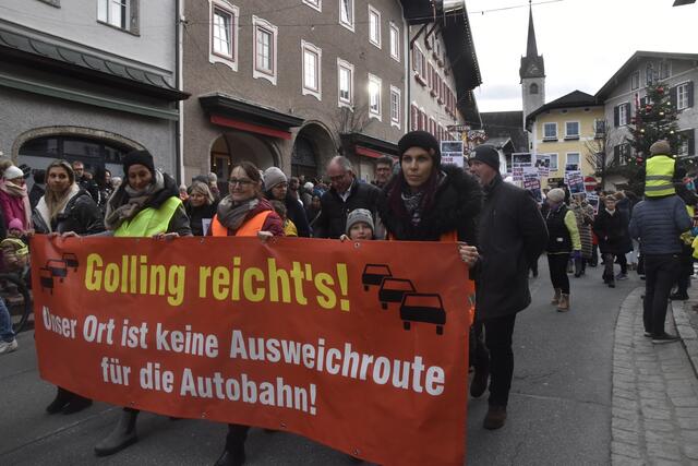 Protest in Golling mit Straßenblockade. | Foto: Thomas Fuchs