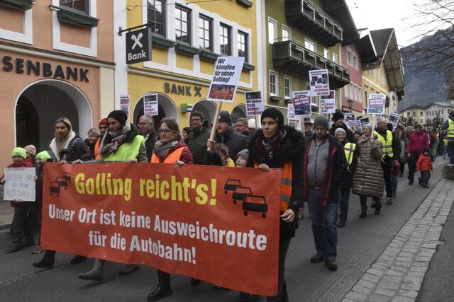 Protest in Golling mit Straßenblockade. | Foto: Thomas Fuchs