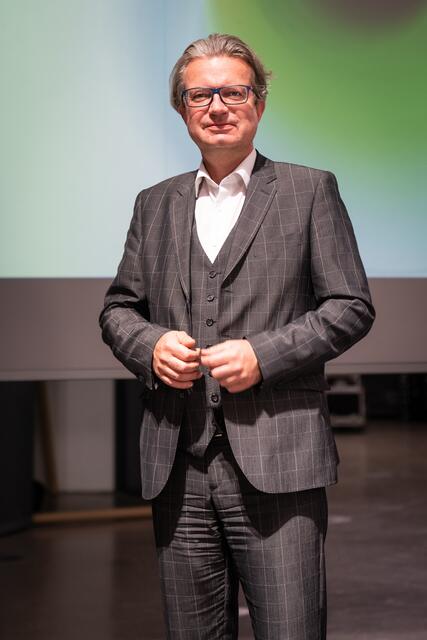 Christopher Drexler freut sich über die zusätzlichen Fördermittel für den ländlichen Wegebau. | Foto: Land Steiermark/Streibl