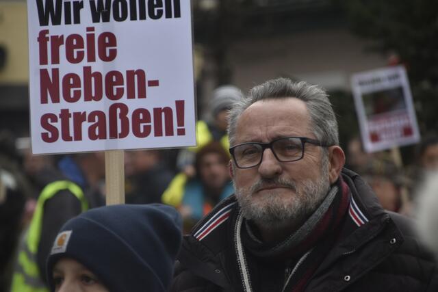 Protest in Golling mit Straßenblockade. | Foto: Thomas Fuchs