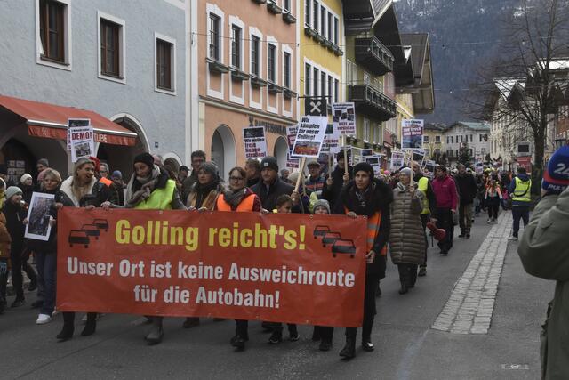Protest in Golling mit Straßenblockade. | Foto: Thomas Fuchs