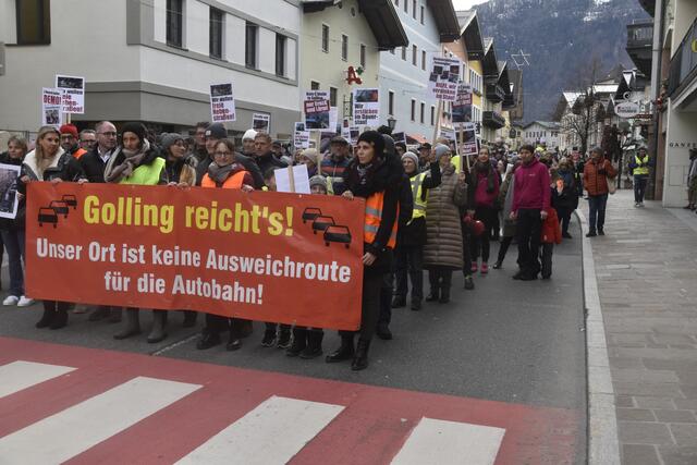 Protest in Golling mit Straßenblockade. | Foto: Thomas Fuchs