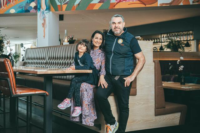 Leo, Manuela und Tochter Elisabeth Rath sind stolz darauf ihren Traum in der Südsteiermark für alt und jung verwirklicht zu haben. Sie gewannen 2022 den Regionaltiätspreis. | Foto: Monika Reiter