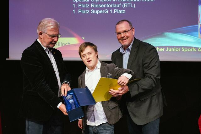 Von links: Sportreferent Stadtrat Harald Sobe, Special-Olymionike Felix Achernig, Dietmar Juvan von der Abteilung Sport und Freizeit | Foto: Stadt Villach/Karin Wernig