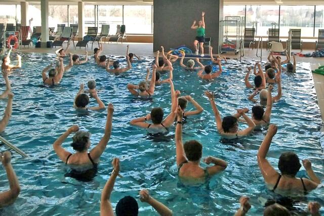 Kostenlose Wasserfitness-Einheiten am Montag und Mittwoch, jeden Samstag ist Kindernachmittag. Und auch sonst bieten das Hallenbad und die Sauna vielfältige Möglichkeiten für Sport, Badespaß und Wellness. | Foto: Stadt Braunau
