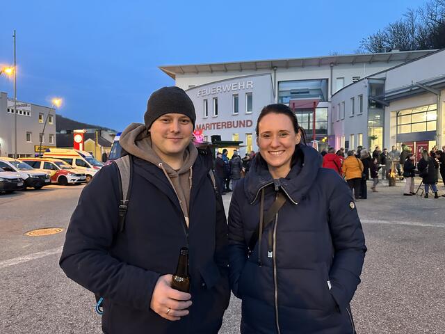 Paul Mellauner und Maja Eigner genießen den Abend in fröhlicher Runde.
