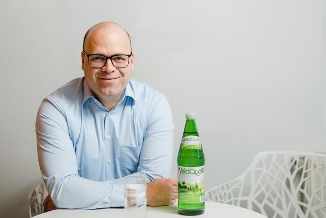Geschäftsführer Vítězslav Staněk mit dem Erfolgsprodukt. | Foto: Waldquelle