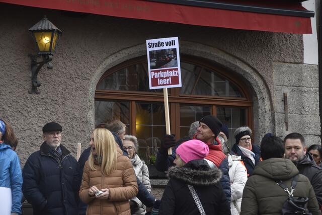 Protest in Golling mit Straßenblockade. | Foto: Thomas Fuchs