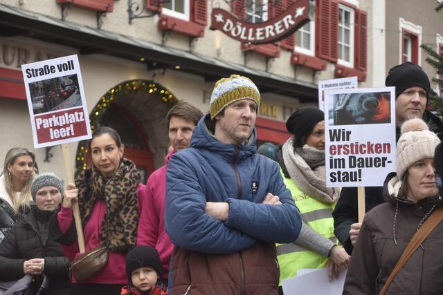 Protest in Golling mit Straßenblockade. | Foto: Thomas Fuchs